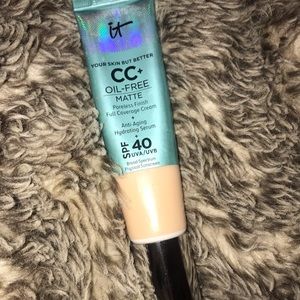 IT cosmetics Oil free matte foundation Fair light